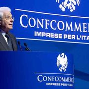 I negozianti: «Senza di noi città deserte. Tassare le piattaforme digitali»