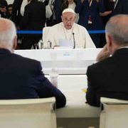 Un Papa in uscita per un mondo in crisi: la sedia al G7 è stata una svolta