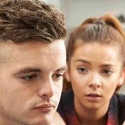 «I silenzi degli adolescenti di fronte a genitori iper-protettivi»