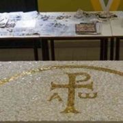 I mosaici dei detenuti sull'altare di papa Francesco