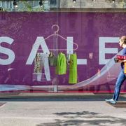 Saldi, 15 milioni di famiglie pronte agli acquisti. Spesa media: 202 euro