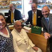 Papa Francesco torna a rifarsi gli occhiali. «Così abbiamo scherzato in negozio»