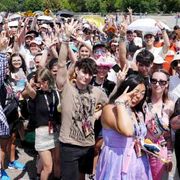 Braccialetti e paillettes: due ore fuori da San Siro insieme ai “swifties”