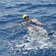 Malata di Parkinson attraversa lo Stretto a nuoto per aiutare la ricerca