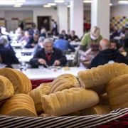 A Como c'è uno scontro sulla solidarietà: «Basta dare colazioni ai senzatetto»