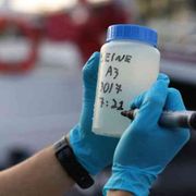 Parigi appesa alla Senna: l'acqua sporca per ora impedisce le gare