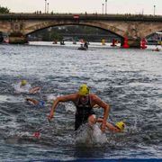 Il triathlon alla fine si tuffa ed esce indenne dalla Senna