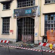 Tre ragazzi sono morti asfissiati nell'incendio di un emporio cinese