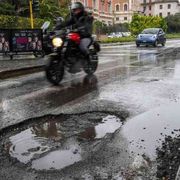 Strade colabrodo: un decreto (e un'idea) contro le buche