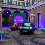 Un viaggio nel tempo per l'icona Mini che compie 65 anni