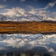 L'autunno dipinto sui Monti Altai, le vette dorate della Siberia