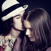 «Se ti obbliga a togliere il rossetto è già amore tossico»