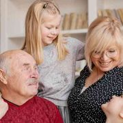 Gli adolescenti italiani: «Nonni tranquilli, a voi pensiamo noi»