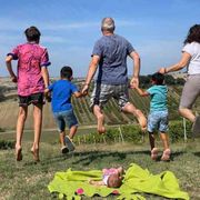 «Noi, felici di essere genitori-ponte». Quando l'affido cambia la vita