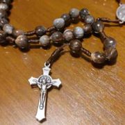 Dalla Sicilia le lacrime di Giobbe, i semi che diventano grani del Rosario