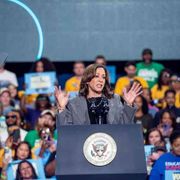 Alla fine i latinos voteranno donna: «L'incubo deportazioni pesa molto»