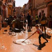Valencia scava nel fango e piange oltre 200 vittime: «Non abbiamo più nulla»