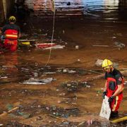In 2mila non rispondono all'appello. «Un cimitero nel parcheggio allagato»