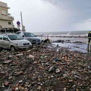 Auto trascinate e strade come fiumi: la Sicilia è finita sott'acqua