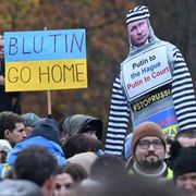 Mille giorni di guerra: quei piccoli gesti di dissenso che impauriscono Putin