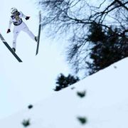 Salto con gli sci, stop ai furbetti delle tute