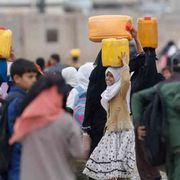 Bilal, il bambino che vive di rifiuti tra i malati abbandonati nel fango