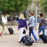 A Barcellona i fondi cacciano i residenti per affittare le case ai turisti