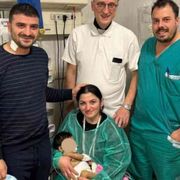 Bimba di 11 mesi rischia la vita: il papà le dona parte del fegato