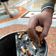 Divieto di fumo all'aperto a Milano: quando parte, cosa c'è da sapere