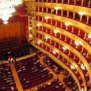 L'ultimo scandalo: 4 euro l’ora per lavorare come maschere a teatro