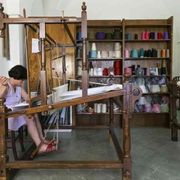 Tessitura e formazione: a Uggiano La Chiesa le Costantine intrecciano speranza