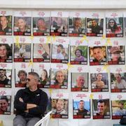 I 33 ostaggi di Hamas liberi per primi: chi sono. Paura per bimbi e anziani