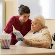 Il paradosso dei lavoratori della cura: decisivi, ma ai margini del welfare