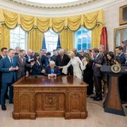 Dio come «fattorino cosmico» dei desideri umani: Il vangelo secondo Trump