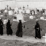 Chi sono i Fossores, i frati che seppelliscono i morti e consolano i loro cari