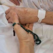 «Mamma ha 98 anni e sta male». Ma il diritto alle cure palliative è negato