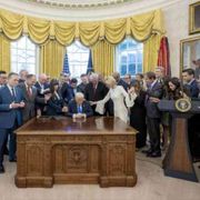 Blasfema la politica che “usa” la Bibbia ma dimentica che Dio è amore per tutti