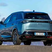 Peugeot e-5008, viaggio nel silenzio a sette posti