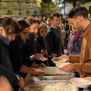 A Trieste cene e pacchi di viveri ai migranti