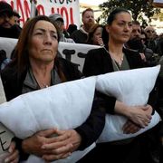 «Noi non dormiamo più»: nei Campi Flegrei va in scena la protesta dei cuscini