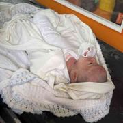 Dall'odio alla speranza: davanti a una neonata estratta viva dalle macerie