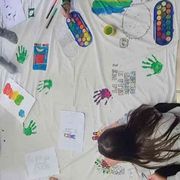 La bandiera della pace da record realizzata da 800 bambini