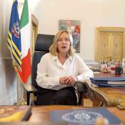 Vertice dei volenterosi a Parigi, Meloni raduna la maggioranza. Il nodo truppe