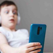 Perché la baby-sitter digitale destruttura il cervello di vostro figlio