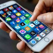 La multa per chi non controlla i social dei figli? Cari genitori, accettatela