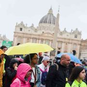 L'abbraccio senza fine: «Vi raccontiamo perché siamo qui»