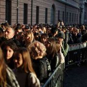 Cosa muove quella moltitudine in fila per il Papa