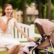 Che sofferenza per i piccolissimi se la mamma è assorbita dallo smartphone