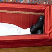 Le scarpe indossate nella bara ci dicono tanto del Papa