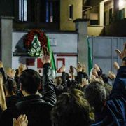 Saluti romani (e "Bella Ciao") al corteo per Ramelli